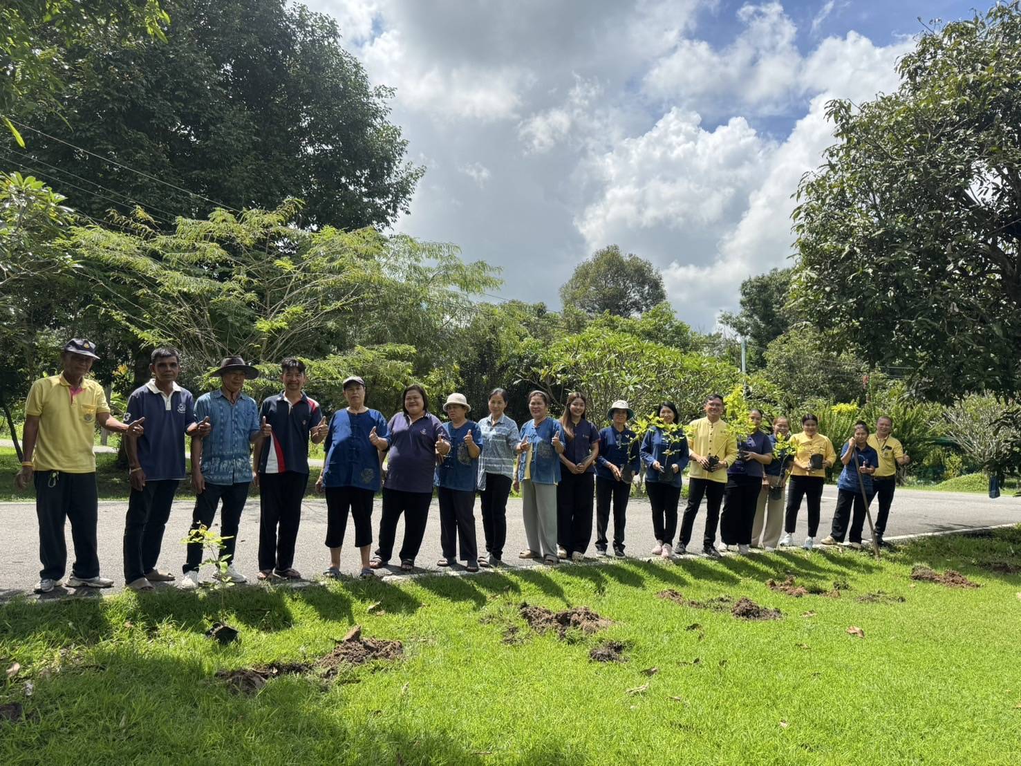 ส่วนงานพัฒนาชุมชน ศูนย์ศึกษาการพัฒนาเขาหินซ้อน อันเนื่องมาจากพระราชดำริ ดำเนินกิจกรรมการจัดทำแปลงอนุรักษ์พันธุกรรมพืชอันเนื่องมาจากพระราชดำริ โดยการปลูกไม้ยืนต้นบริเวณแปลงอนุรักษ์พันธุกรรมพืช