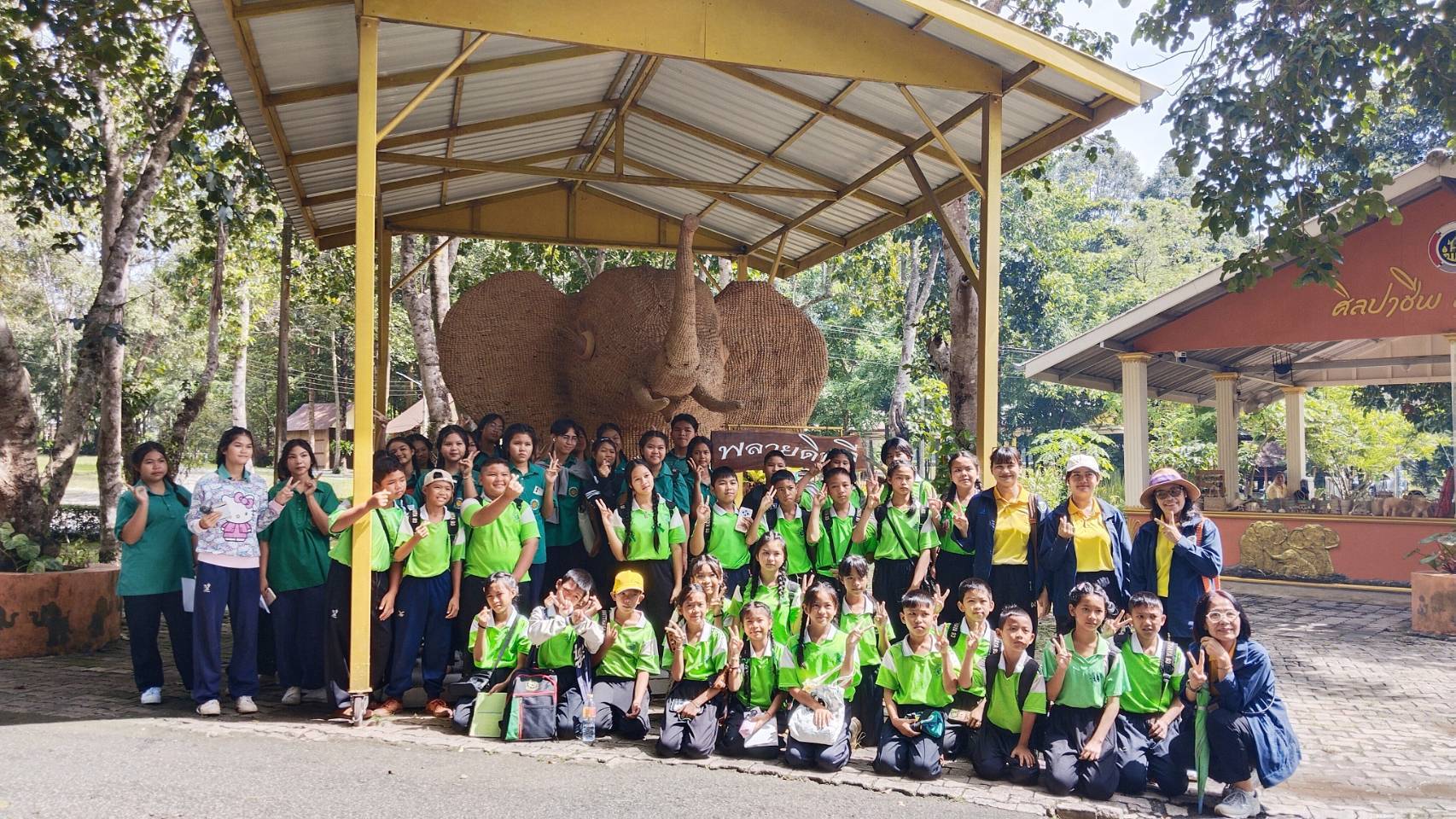 ส่วนงานพัฒนาชุมชนในศูนย์ศึกษาการพัฒนาเขาหินซ้อนอันเนื่องมาจากพระราชดำริ จังหวัดฉะเชิงเทรา ให้การต้อนรับคณะครูและนักเรียนจากโรงเรียนไทยรัฐวิทยา ๙๓ (บ้านลาดตะเคียน) จังหวัดปราจีนบุรี เข้าศึกษาดูงานในฐานการเรียนรู้งานศิลปาชีพตามแนวพระราชดำริ