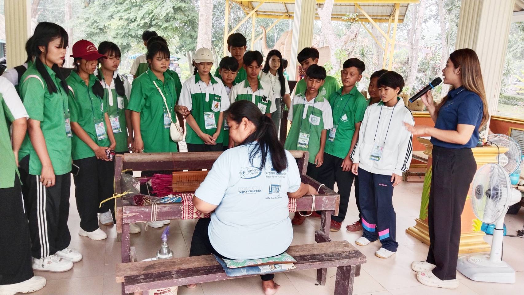 ส่วนงานพัฒนาชุมชนในศูนย์ศึกษาการพัฒนาเขาหินซ้อนอันเนื่องมาจากพระราชดำริ จังหวัดฉะเชิงเทรา ให้การต้อนรับคณะครูและนักเรียนจากโรงเรียนบ้านทับร้าง จังหวัดชลบุรี เข้าศึกษาดูงานในฐานการเรียนรู้งานศิลปาชีพตามแนวพระราชดำริ