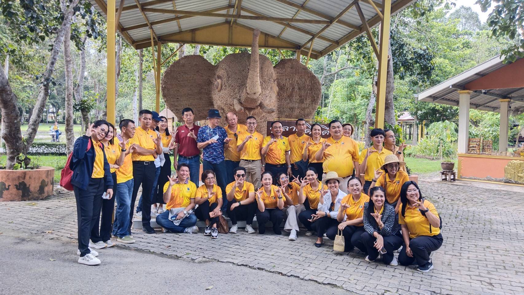 ส่วนงานพัฒนาชุมชนในศูนย์ศึกษาการพัฒนาเขาหินซ้อนอันเนื่องมาจากพระราชดำริ จังหวัดฉะเชิงเทรา ให้การต้อนรับชมรมผู้บริหารโรงเรียนมัธยมศึกษาจังหวัดจันทบุรี เข้าศึกษาดูงานในฐานการเรียนรู้งานศิลปาชีพตามแนวพระราชดำริ