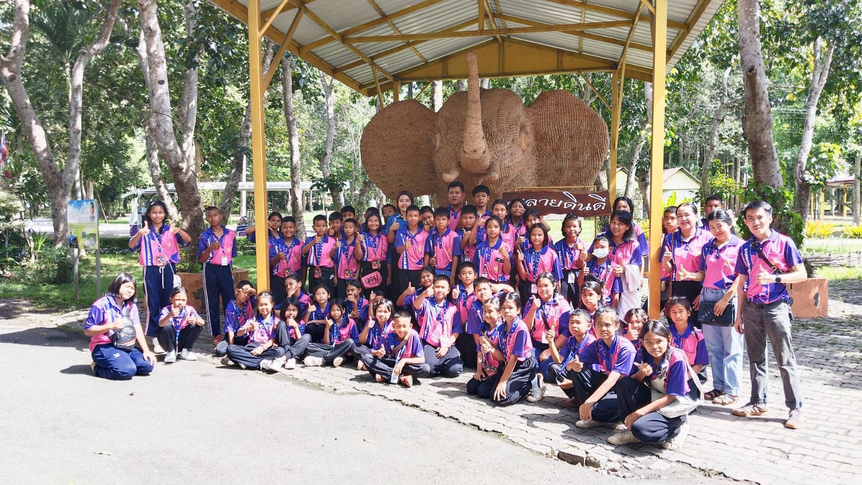 ส่วนงานพัฒนาชุมชนในศูนย์ศึกษาการพัฒนาเขาหินซ้อนอันเนื่องมาจากพระราชดำริ จังหวัดฉะเชิงเทรา ให้การต้อนรับคณะครูและนักเรียนจากโรงเรียนบ้านหนองงูเหลือม จังหวัดปราจีนบุรี เข้าศึกษาดูงานในฐานการเรียนรู้งานศิลปาชีพตามแนวพระราชดำริ