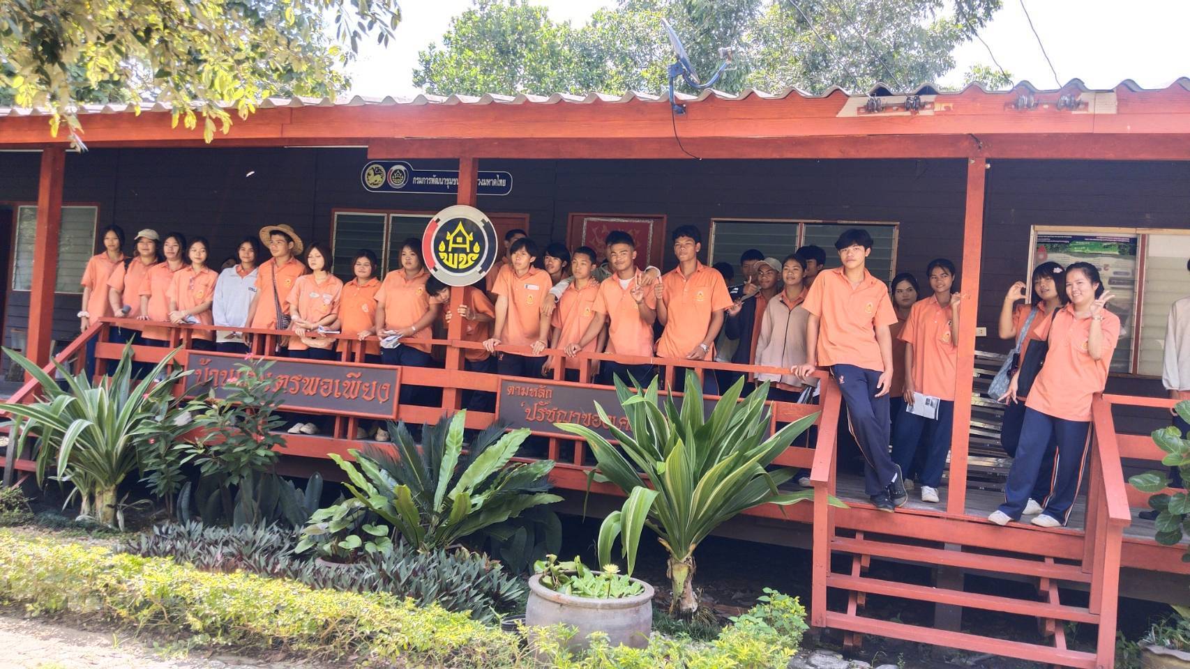 ส่วนงานพัฒนาชุมชนในศูนย์ศึกษาการพัฒนาเขาหินซ้อนอันเนื่องมาจากพระราชดำริ จังหวัดฉะเชิงเทรา ให้การต้อนรับคณะนักเรียนจากโรงเรียนท่าเกษมพิทยา จังหวัดสระแก้ว เข้าศึกษาดูงานในฐานการเรียนรู้งานศิลปาชีพตามแนวพระราชดำริ