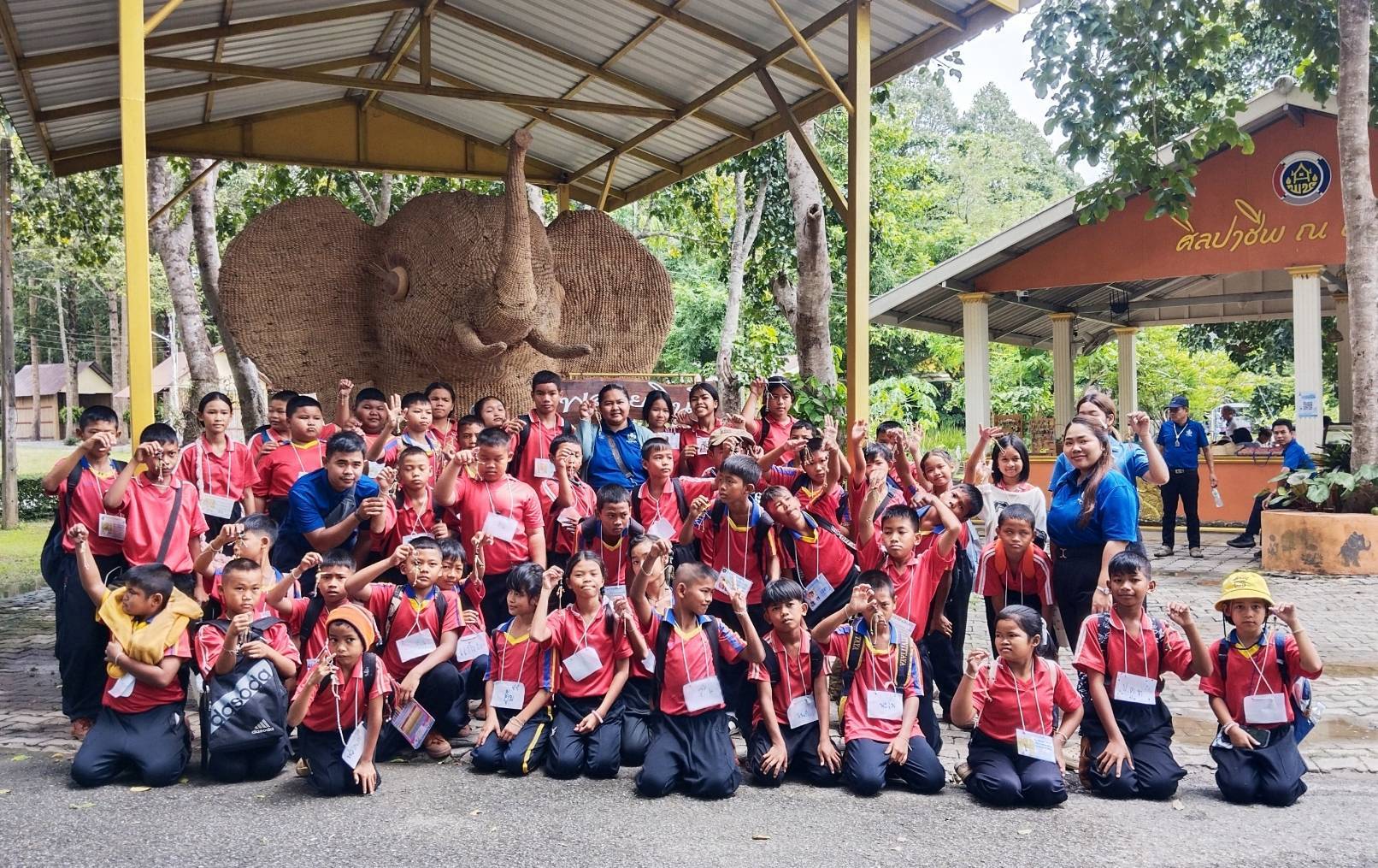 ส่วนงานพัฒนาชุมชนในศูนย์ศึกษาการพัฒนาเขาหินซ้อนอันเนื่องมาจากพระราชดำริ ให้การต้อนรับคณะครูและนักเรียนจากโรงเรียนบ้านท่าเลียบ จังหวัดฉะเชิงเทรา เข้าทำกิจกรรมการใช้ประโยชน์จากหญ้าแฝก 