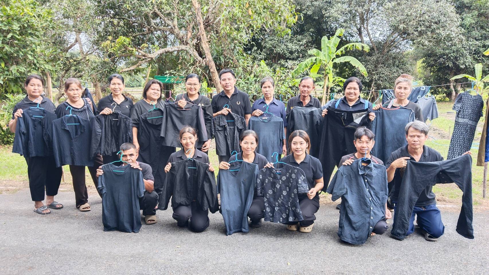 กรมการพัฒนาชุมชน จัดกิจกรรมย้อมเสื้อผ้าเก่าเป็นสีดำเพื่อสวมใส่ในการถวายความอาลัยแด่ สมเด็จพระนางเจ้าสิริกิติ์ พระบรมราชินีนาถ พระบรมราชชนนีพันปีหลวง ณ ส่วนงานพัฒนาชุมชนในศูนย์ศึกษาการพัฒนาเขาหินซ้อนอันเนื่องมาจากพระราชดำริ