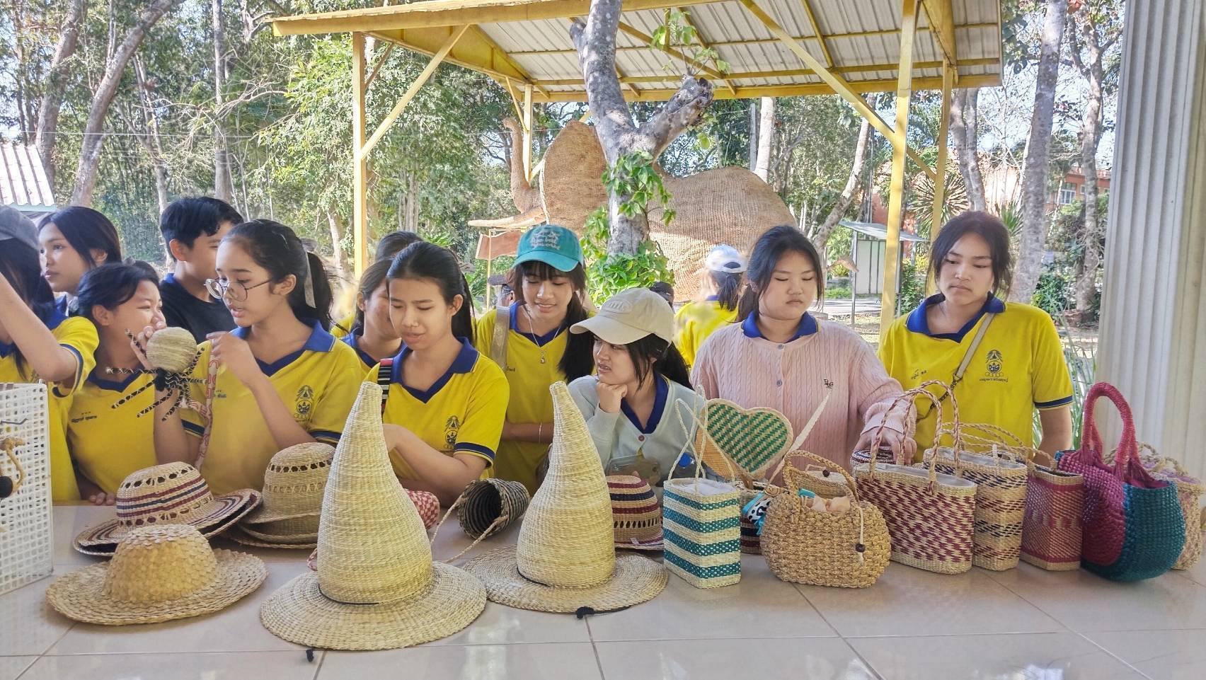 สำนักพัฒนาทุนและองค์กรการเงินชุมชน โดยส่วนงานพัฒนาชุมชนในศูนย์ศึกษาการพัฒนาเขาหินซ้อนอันเนื่องมาจากพระราชดำริ จังหวัดฉะเชิงเทรา ให้การต้อนรับคณะครูและนักเรียนจากโรงเรียนเบญจมราชรังสฤษฎ์ จังหวัดฉะเชิงเทรา เข้าศึกษาดูงานในฐานการเรียนรู้ของส่วนงานพัฒนาชุมชนในศูนย์ศึกษาการพัฒนาเขาหินซ้อนอันเนื่องมาจากพระราชดำริ