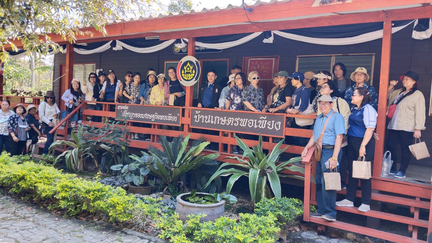 สำนักพัฒนาทุนและองค์กรการเงินชุมชน โดยส่วนงานพัฒนาชุมชนในศูนย์ศึกษาการพัฒนาเขาหินซ้อนอันเนื่องมาจากพระราชดำริ จังหวัดฉะเชิงเทรา ให้การต้อนรับคณะบุคคลจากสำนักงานเทศบาลเมืองบางรักพัฒนา จังหวัดนนทบุรี เข้าศึกษาดูงานในฐานการเรียนรู้งานศิลปาชีพตามแนวพระราชดำริ