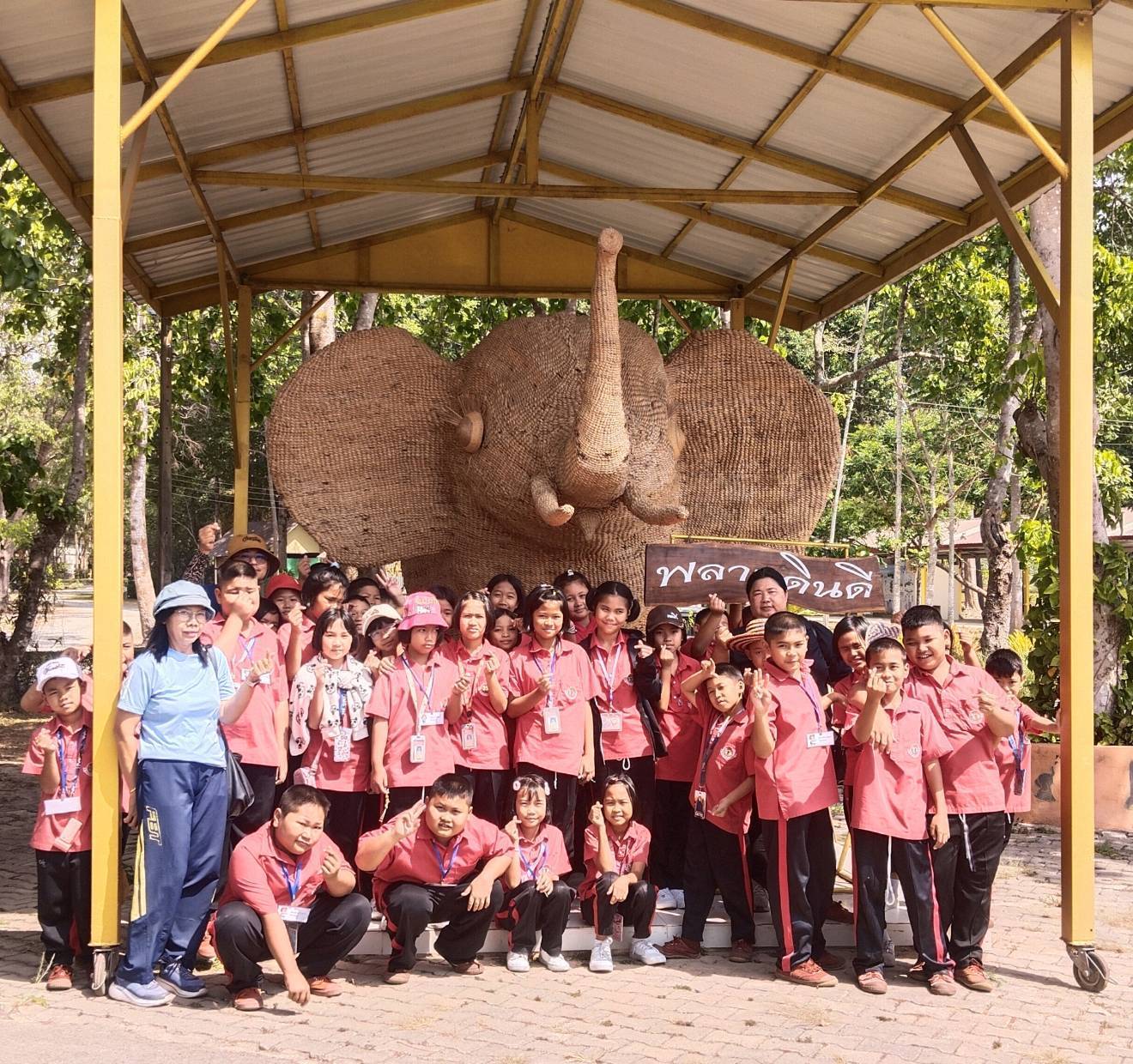 สำนักพัฒนาทุนและองค์กรการเงินชุมชน โดยส่วนงานพัฒนาชุมชนในศูนย์ศึกษาการพัฒนาเขาหินซ้อนอันเนื่องมาจากพระราชดำริ จังหวัดฉะเชิงเทรา ให้การต้อนรับคณะครูและนักเรียนจากโรงเรียนเทศบาล ๒ จังหวัดชลบุรี เข้าศึกษาดูงานในฐานการเรียนรู้งานศิลปาชีพตามแนวพระราชดำริ