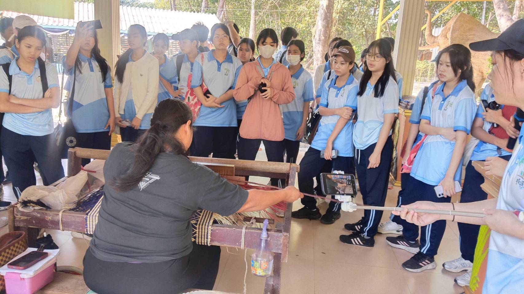  สำนักพัฒนาทุนและองค์กรการเงินชุมชน โดยส่วนงานพัฒนาชุมชนในศูนย์ศึกษาการพัฒนาเขาหินซ้อนอันเนื่องมาจากพระราชดำริ จังหวัดฉะเชิงเทรา ให้การต้อนรับคณะครูและนักเรียนจากโรงเรียนสุจิปุลิ  เข้าศึกษาดูงานในฐานการเรียนรู้งานศิลปาชีพตามแนวพระราชดำริ