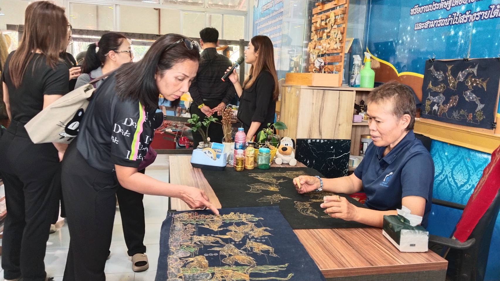 สำนักพัฒนาทุนและองค์กรการเงินชุมชน โดยส่วนงานพัฒนาชุมชนในศูนย์ศึกษาการพัฒนาเขาหินซ้อนอันเนื่องมาจากพระราชดำริ จังหวัดฉะเชิงเทรา ให้การต้อนรับคณะบุคคลจากองค์การบริหารส่วนจังหวัดเพชรบูรณ์ เข้าศึกษาดูงานในฐานการเรียนรู้งานศิลปาชีพตามแนวพระราชดำริ