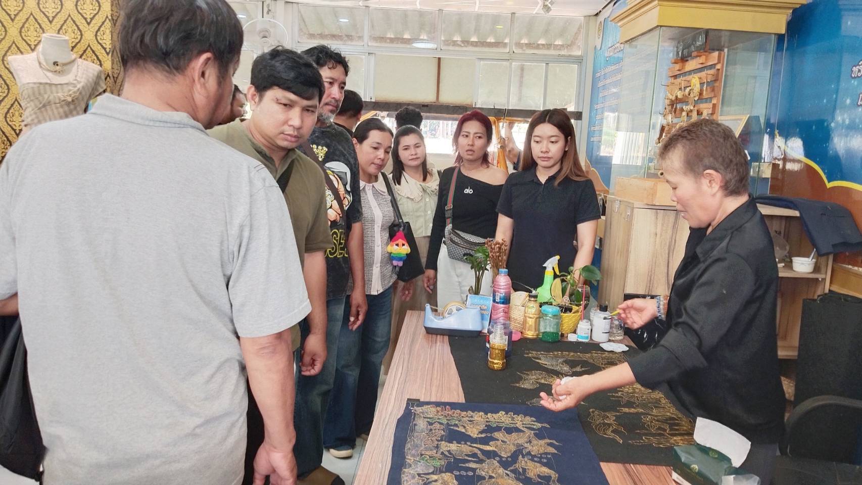 สำนักพัฒนาทุนและองค์กรการเงินชุมชน โดยส่วนงานพัฒนาชุมชนในศูนย์ศึกษาการพัฒนาเขาหินซ้อนอันเนื่องมาจากพระราชดำริ จังหวัดฉะเชิงเทรา ให้การต้อนรับคณะบุคคลจากสำนักงานเทศบาลตำบลสองสลึง จังหวัดระยอง เข้าศึกษาดูงานในฐานการเรียนรู้งานศิลปาชีพตามแนวพระราชดำริ