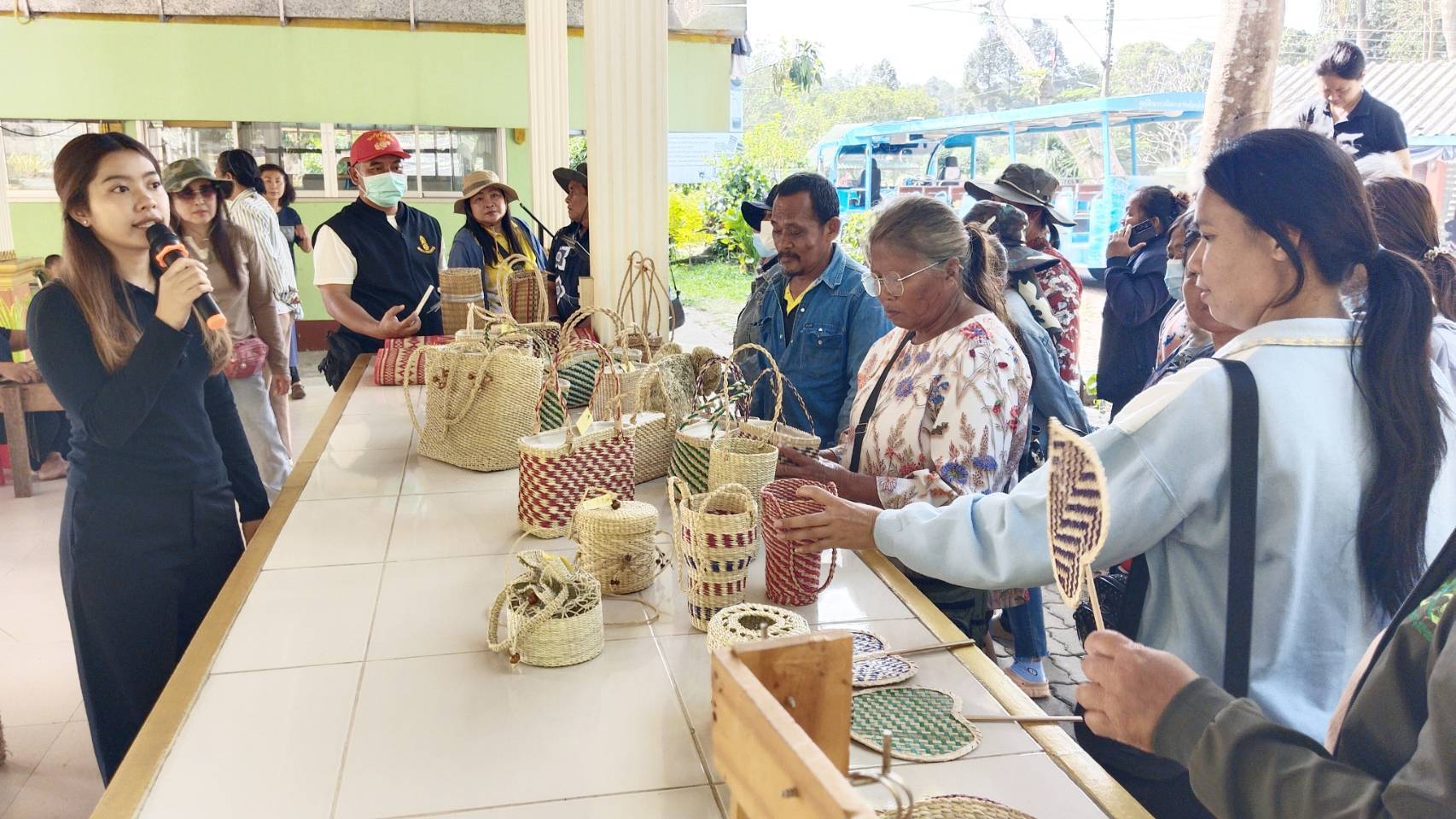  สำนักพัฒนาทุนและองค์กรการเงินชุมชน โดยส่วนงานพัฒนาชุมชนในศูนย์ศึกษาการพัฒนาเขาหินซ้อนอันเนื่องมาจากพระราชดำริ จังหวัดฉะเชิงเทรา ให้การต้อนรับคณะบุคคลจากสำนักงานการปฏิรูปที่ดินเพื่อเกษตรกรรมจังหวัดสระแก้ว เข้าศึกษาดูงานในฐานการเรียนรู้งานศิลปาชีพตามแนวพระราชดำริ