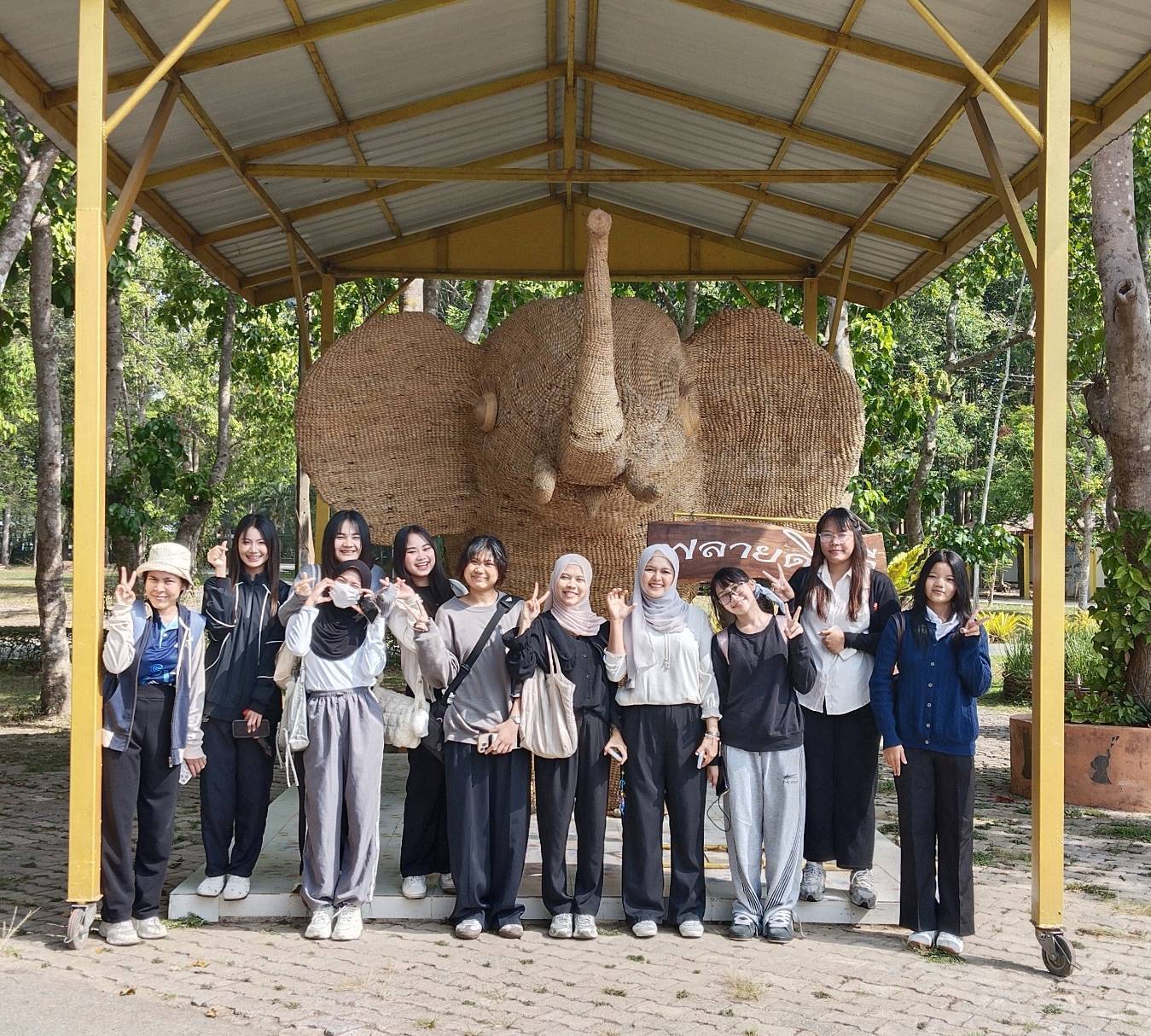 สำนักพัฒนาทุนและองค์กรการเงินชุมชน โดยส่วนงานพัฒนาชุมชนในศูนย์ศึกษาการพัฒนาเขาหินซ้อนอันเนื่องมาจากพระราชดำริ จังหวัดฉะเชิงเทรา ให้การต้อนรับคณะอาจารย์และนักศึกษาจากมหาวิทยาลัยราชภัฏธนบุรี  เข้าศึกษาดูงานในฐานการเรียนรู้งานศิลปาชีพตามแนวพระราชดำริ