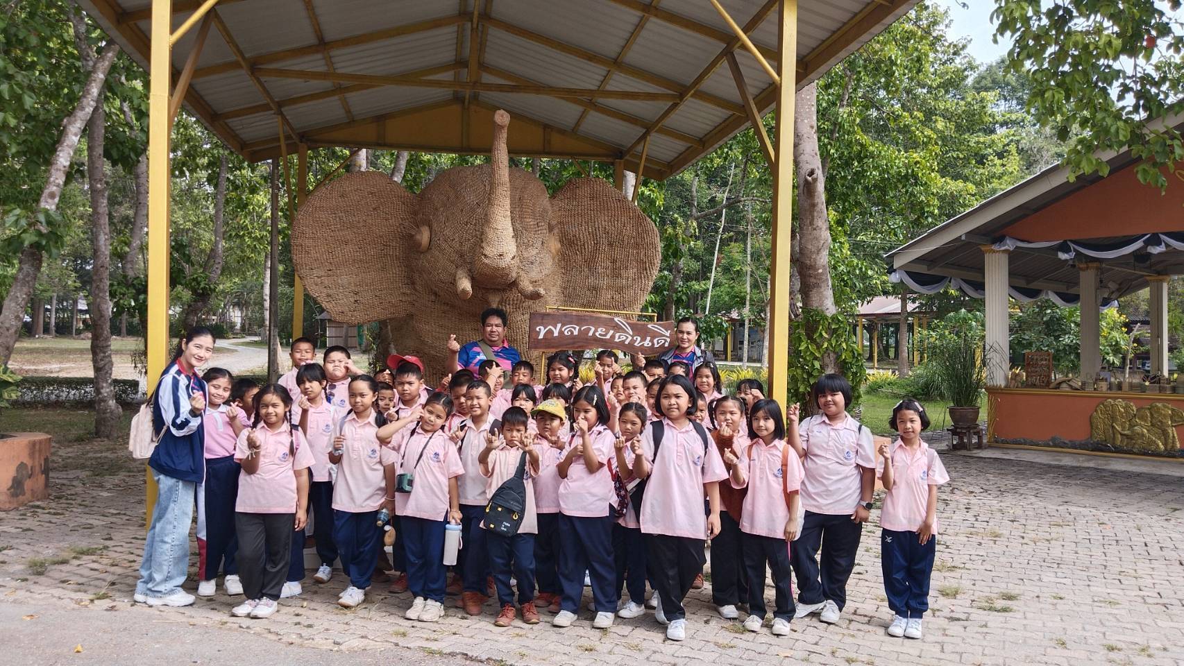  สำนักพัฒนาทุนและองค์กรการเงินชุมชน โดยส่วนงานพัฒนาชุมชนในศูนย์ศึกษาการพัฒนาเขาหินซ้อนอันเนื่องมาจากพระราชดำริ จังหวัดฉะเชิงเทรา ให้การต้อนรับคณะนักศึกษาจากโรงเรียนบ้านทุ่งโพธิ์ จังหวัดปราจีนบุรี  เข้าศึกษาดูงานในฐานการเรียนรู้งานศิลปาชีพตามแนวพระราชดำริ                         