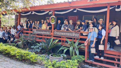 สำนักพัฒนาทุนและองค์กรการเงินชุมชน โดยส่วนงานพัฒนาชุมชนในศูนย์ศึกษาการพัฒนาเขาหินซ้อนอันเนื่องมาจากพระราชดำริ จังหวัดฉะเชิงเทรา ให้การต้อนรับคณะบุคคลจากสำนักงานเทศบาลเมืองบางรักพัฒนา จังหวัดนนทบุรี เข้าศึกษาดูงานในฐานการเรียนรู้งานศิลปาชีพตามแนวพระราชดำริ